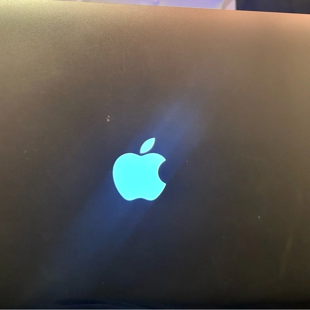 MacBook Air 2015 13” i7 - Great Condition (Small Battery Issue)